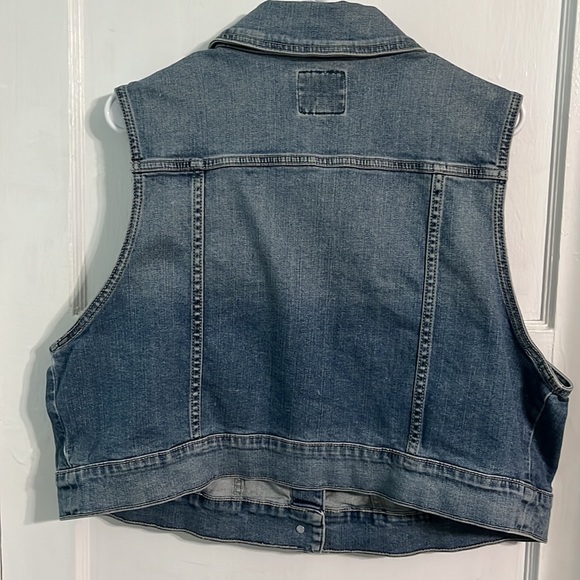 Torrid denim vest, cropped fit. Worn only a few times no blemishes or defects. - Picture 4 of 4